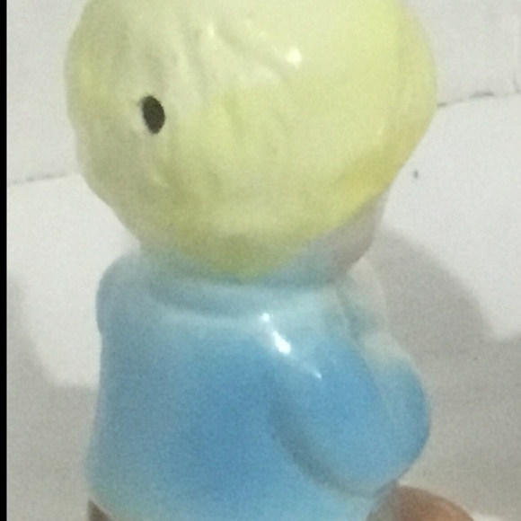 Darling vintage boy and girl praying salt and pepper shakers, used , great shape - Picture 5 of 7